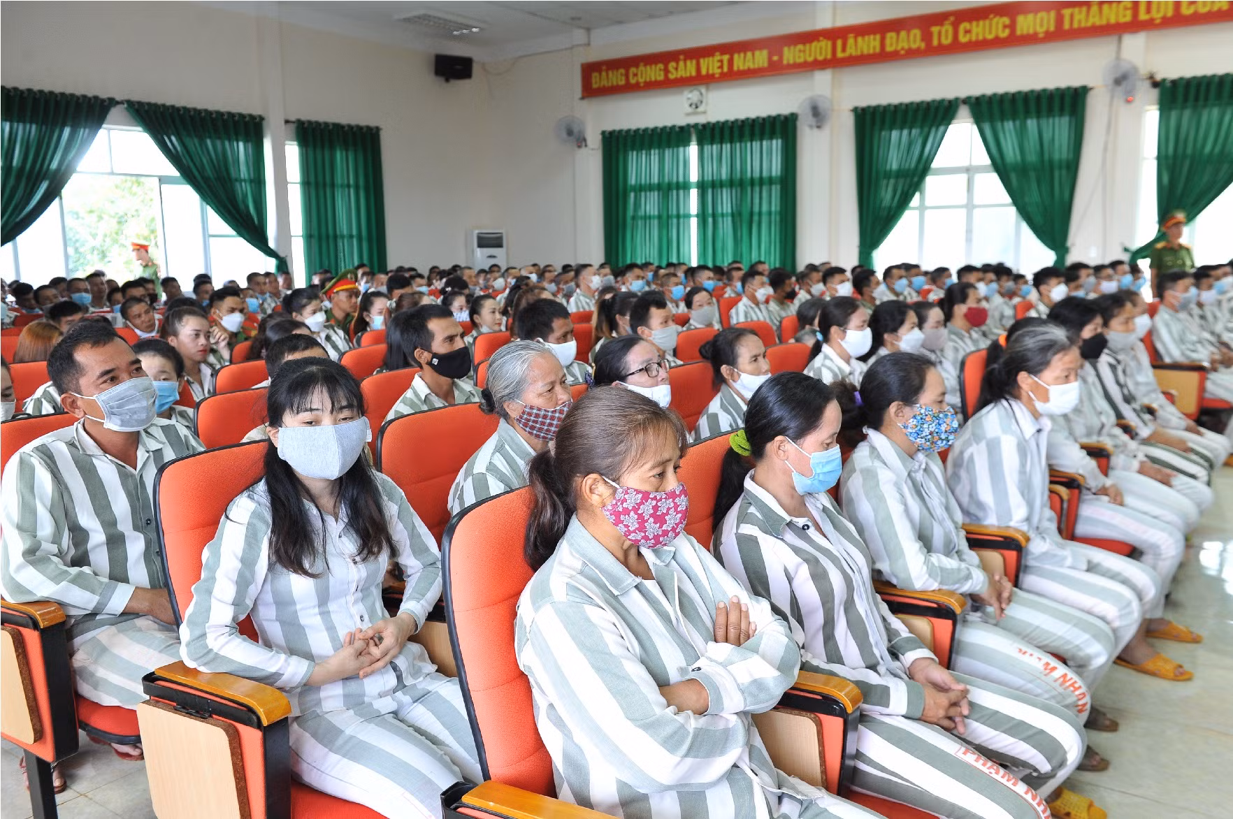 Niềm vui ngày trở về của những phạm nhân được đặc xá -1