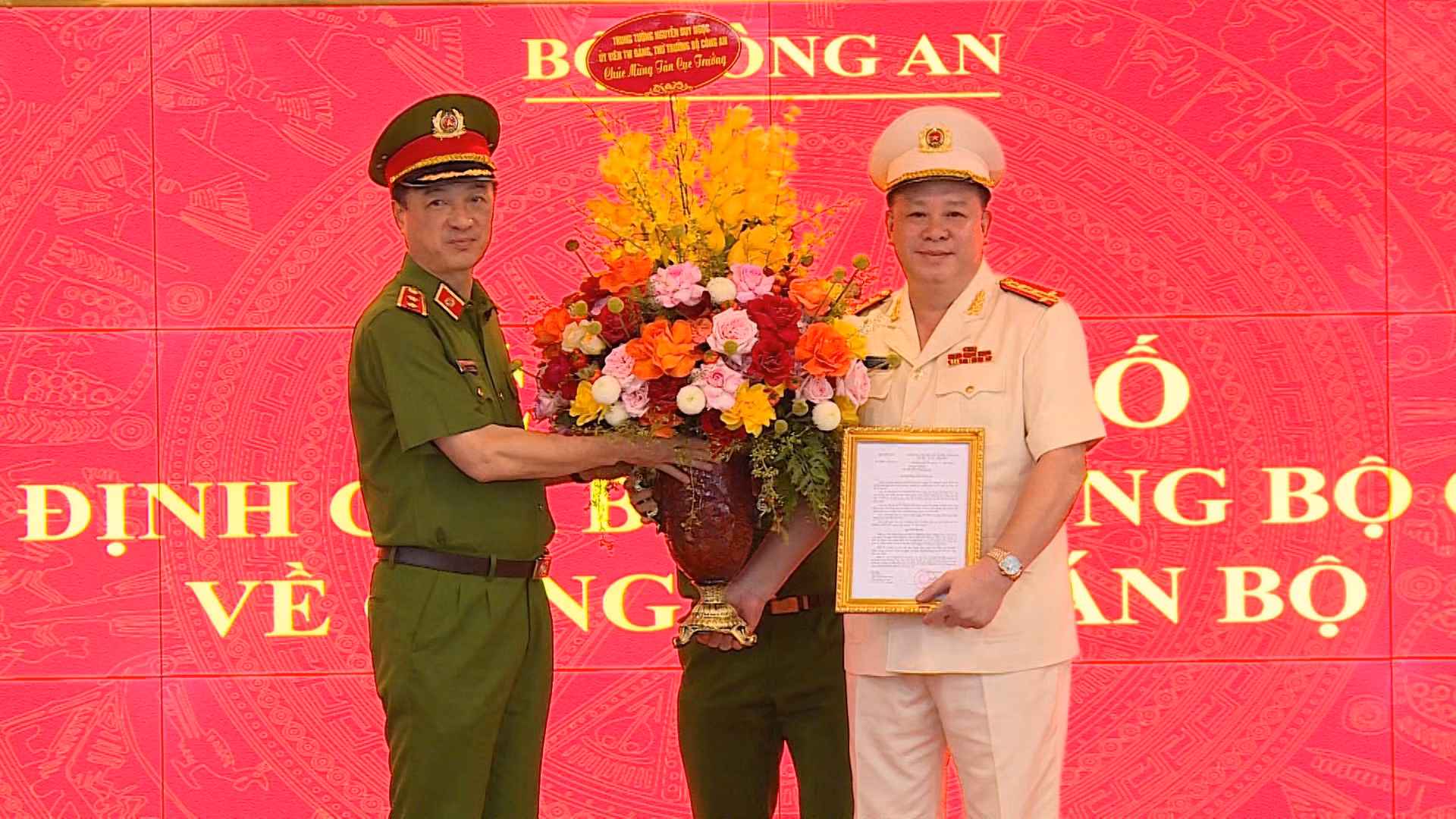 Đại tá Nguyễn Quốc Hùng giữ chức vụ Cục trưởng Cục Cảnh sát Quản lý hành chính về trật tự xã hội -0