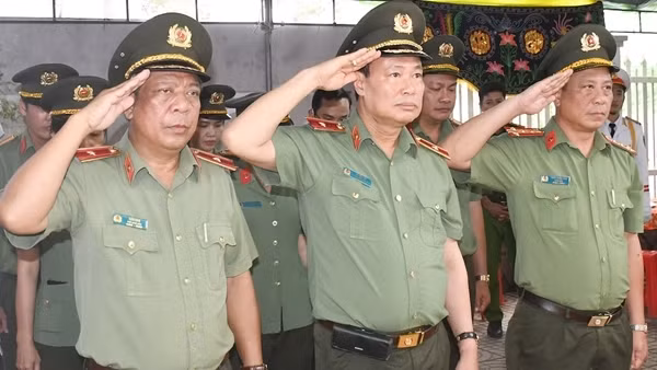 Chủ nhiệm&nbsp;Ủy ban Quốc phòng và An ninh của Quốc hội viếng Trung tướng Sơn Cang