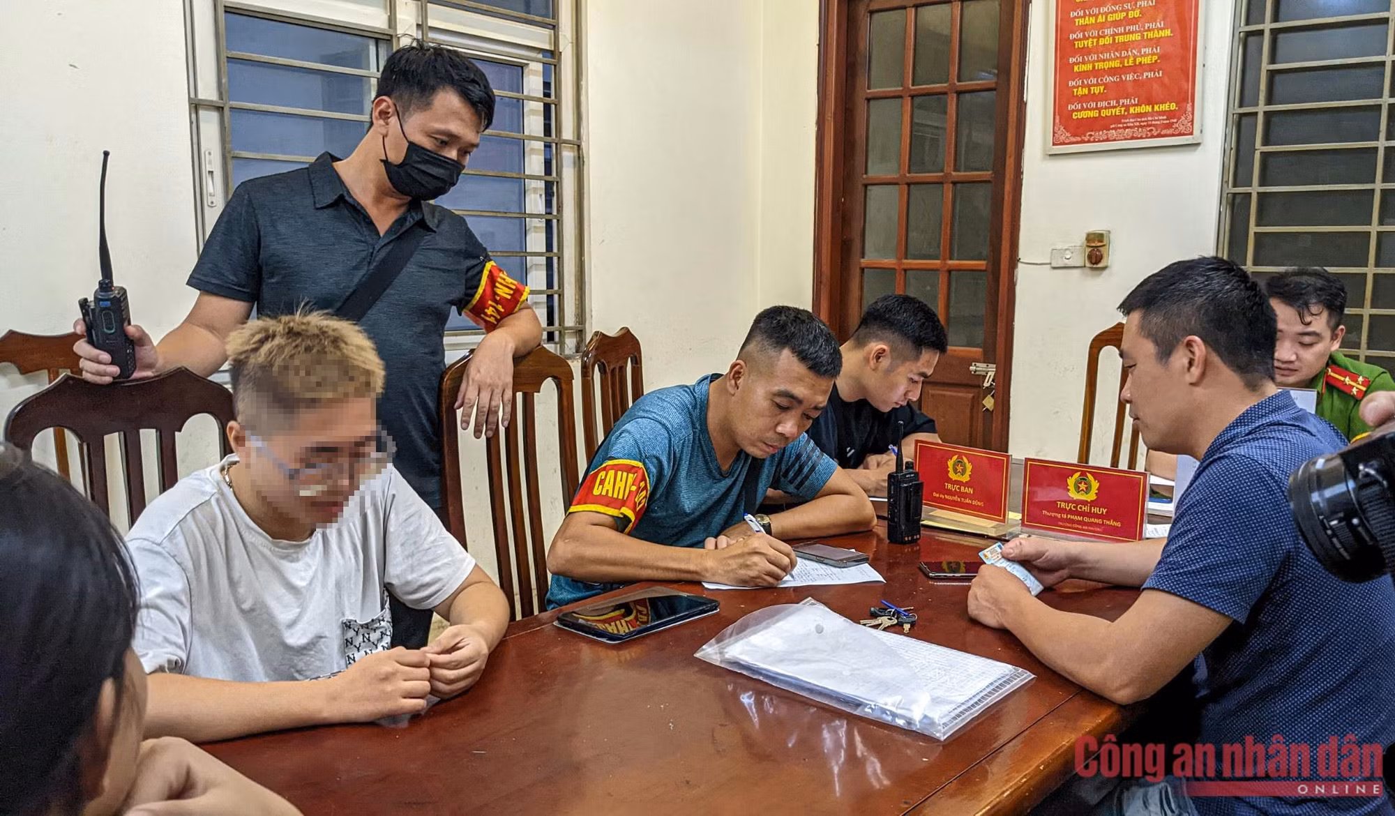 141 hóa trang truy quét quái xế, bắt giữ nhiều bình khí cười -0