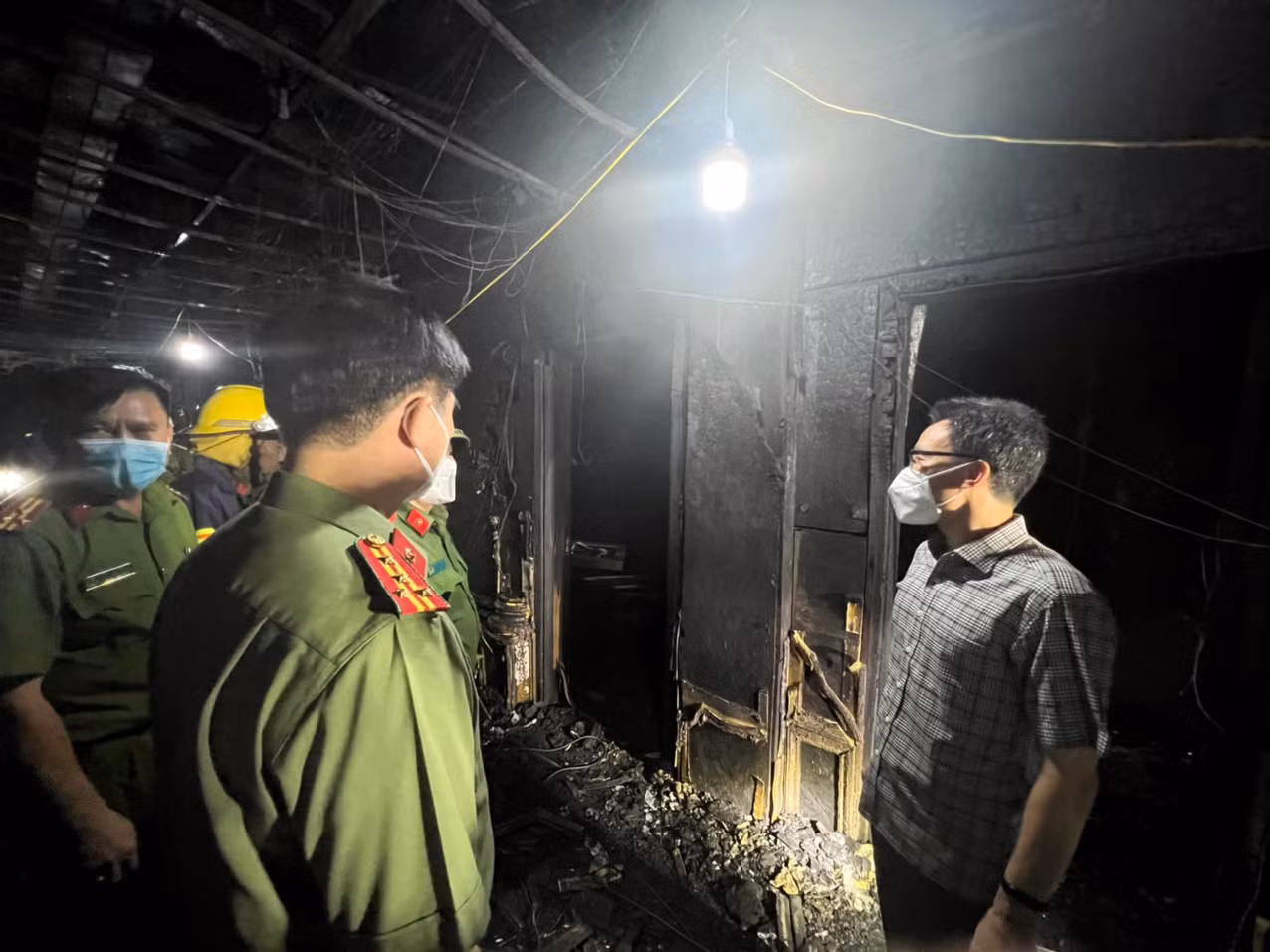 Phó Thủ tướng Vũ Đức Đam kiểm tra hiện trường vụ cháy -0