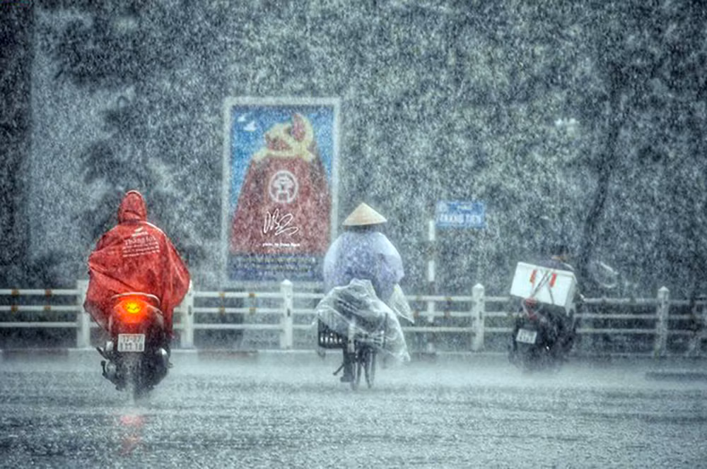 Miền Bắc mưa to, Nam Bộ trong ngày có nắng đan xen -0