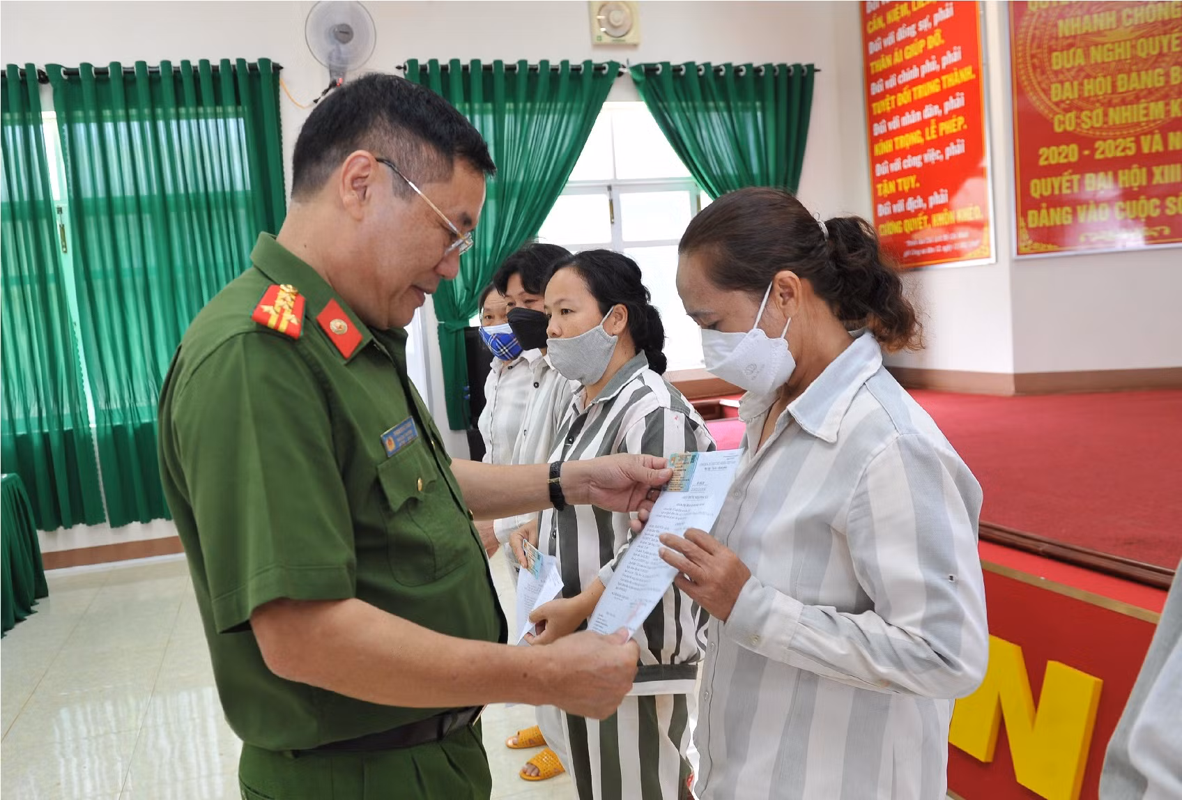 Niềm vui ngày trở về của những phạm nhân được đặc xá -0