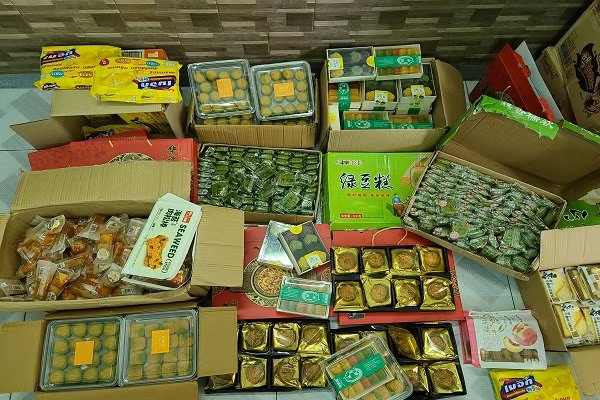 Gom hàng ngàn bánh trung thu trôi nổi để tung ra thị trường -0