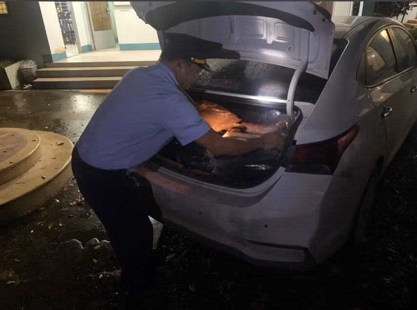 Bỏ luôn 2 xe ô tô vì bị phát hiện chở thuốc lá lậu -0