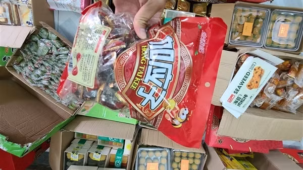 Gom hàng ngàn bánh trung thu trôi nổi để tung ra thị trường