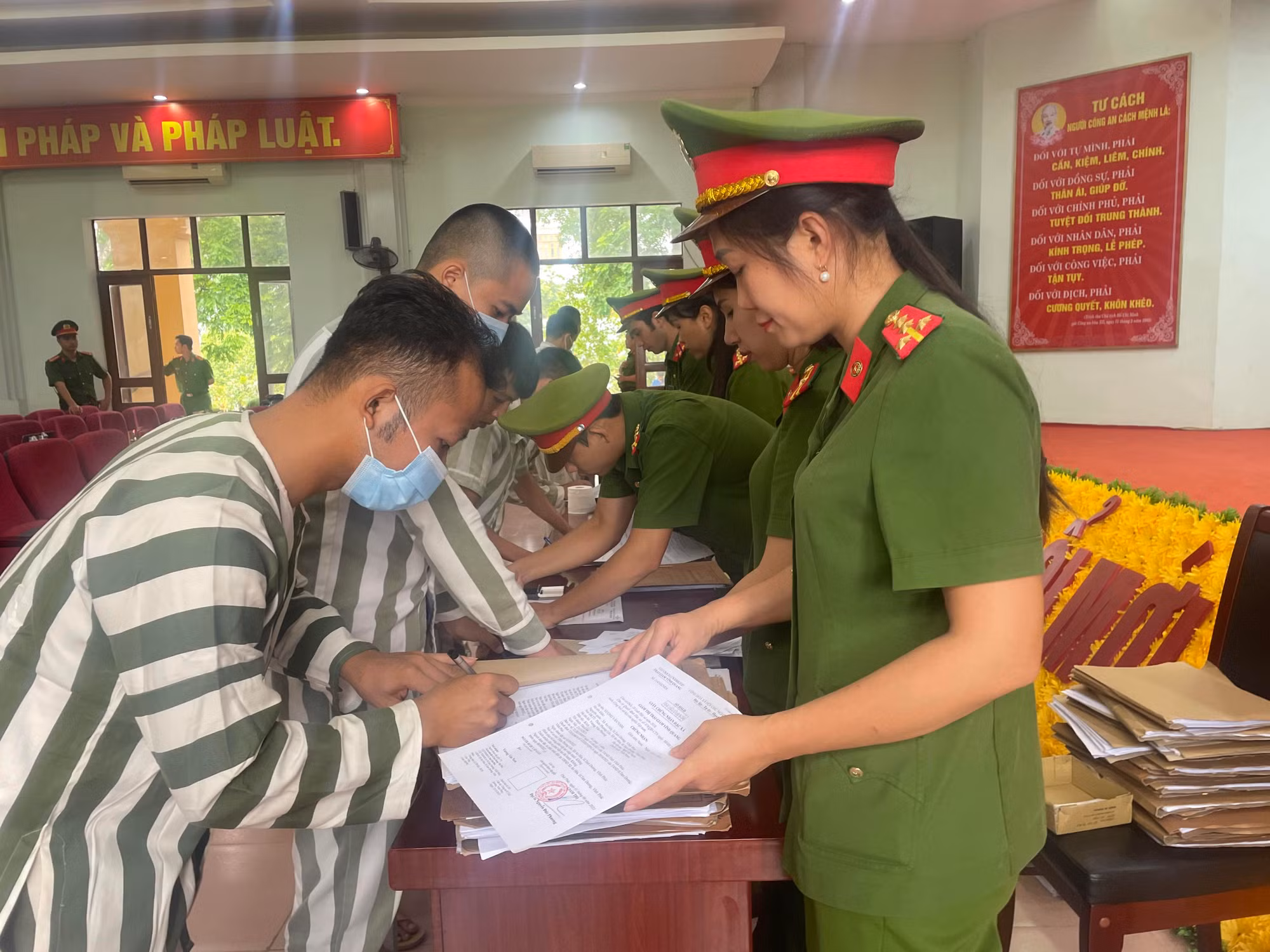 Phó Thủ tướng Thường trực Phạm Bình Minh: Mong các phạm nhân sớm ổn định cuộc sống -0