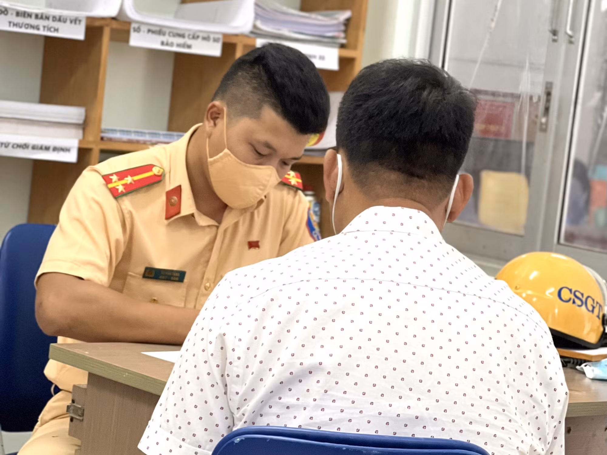Xử phạt người điều khiển ôtô&nbsp;đi ngược&nbsp;chiều qua clip trên mạng xã hội -0