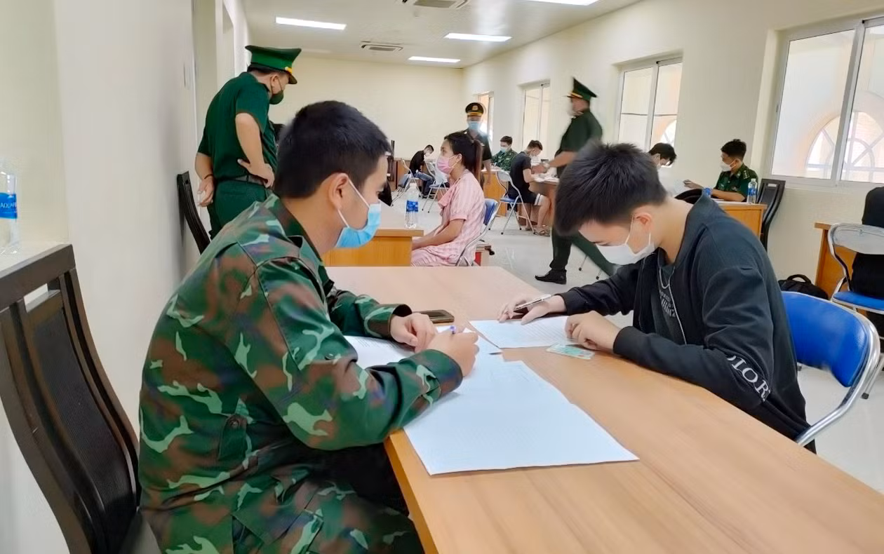 Tiếp nhận 26 công dân Việt Nam do phía Campuchia trao trả -0