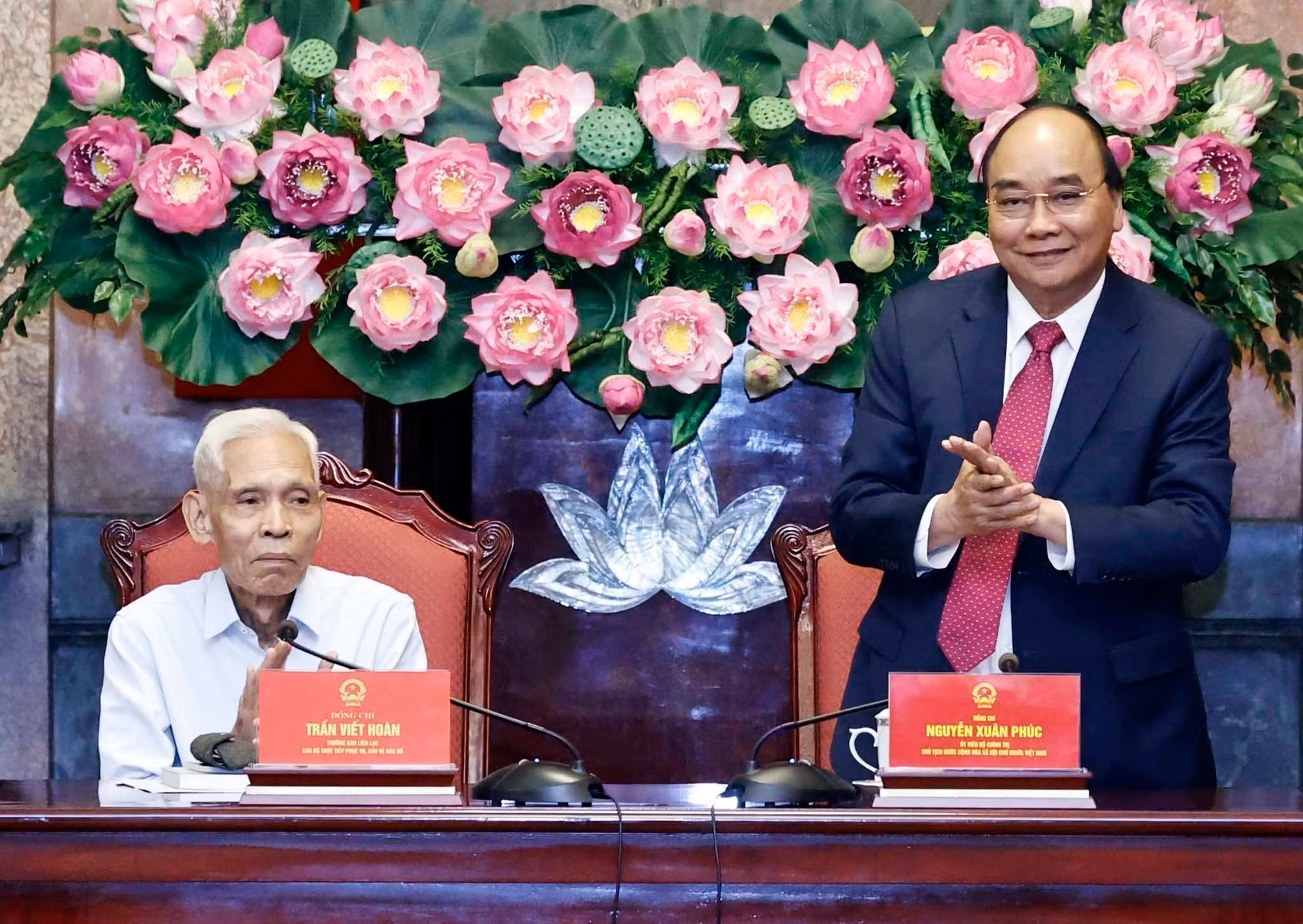 vna_potal_chu_tich_nuoc_nguyen_xuan_phuc_gap_mat_cac_can_bo_tung_phuc_vu_va_bao_ve_bac_ho_6307973.jpg -0