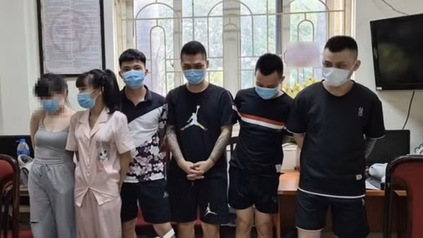 Bắt quả tang 8 đối tượng mở tiệc ma tuý "bay lắc" trong căn hộ chung cư