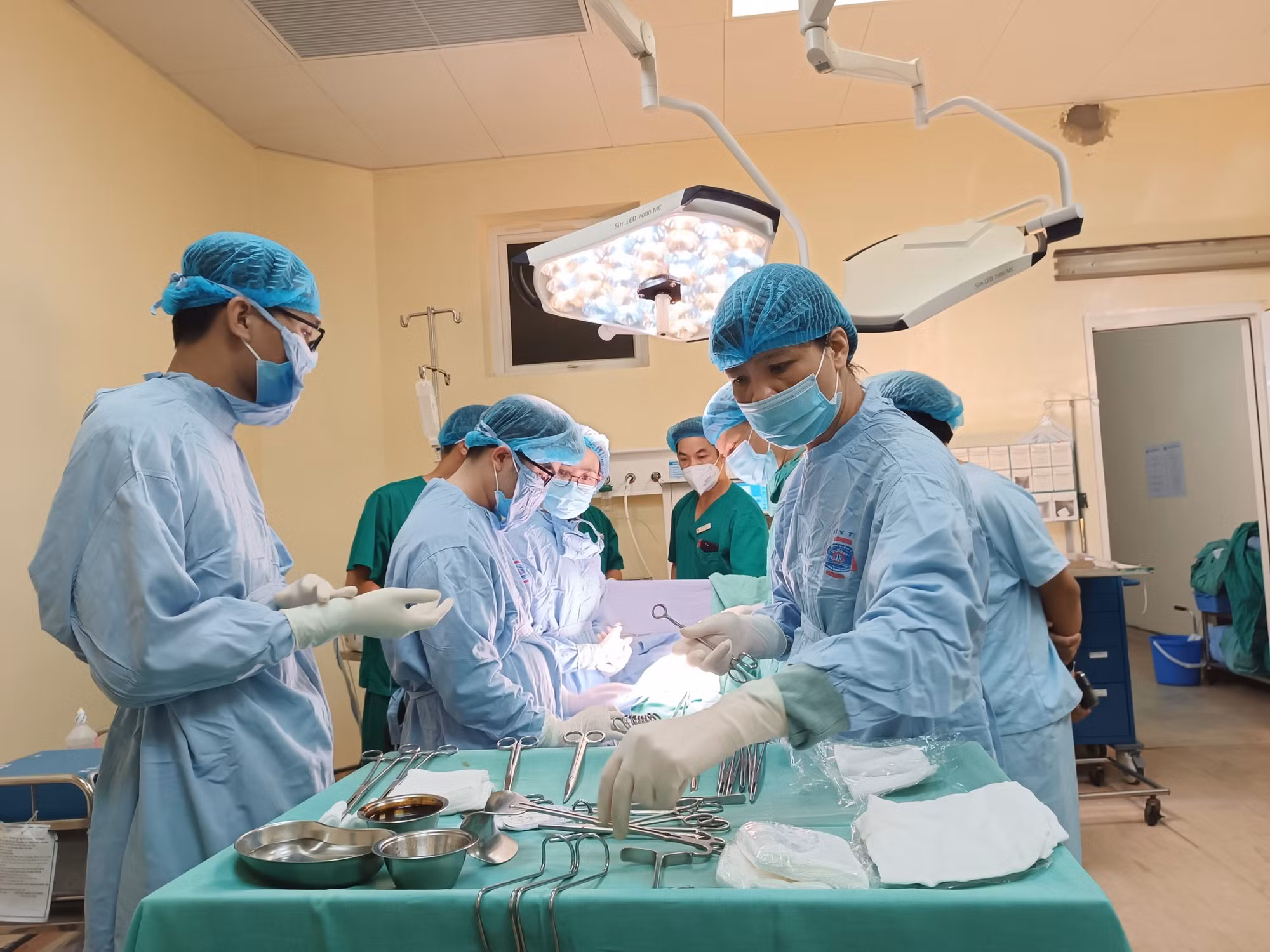Vừa mổ cấp cứu bắt con, vừa mổ cắt tử cung ung thư giai đoạn 4 cho sản phụ -0