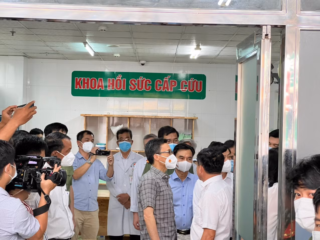 Phó Thủ tướng Vũ Đức Đam kiểm tra hiện trường vụ cháy -0