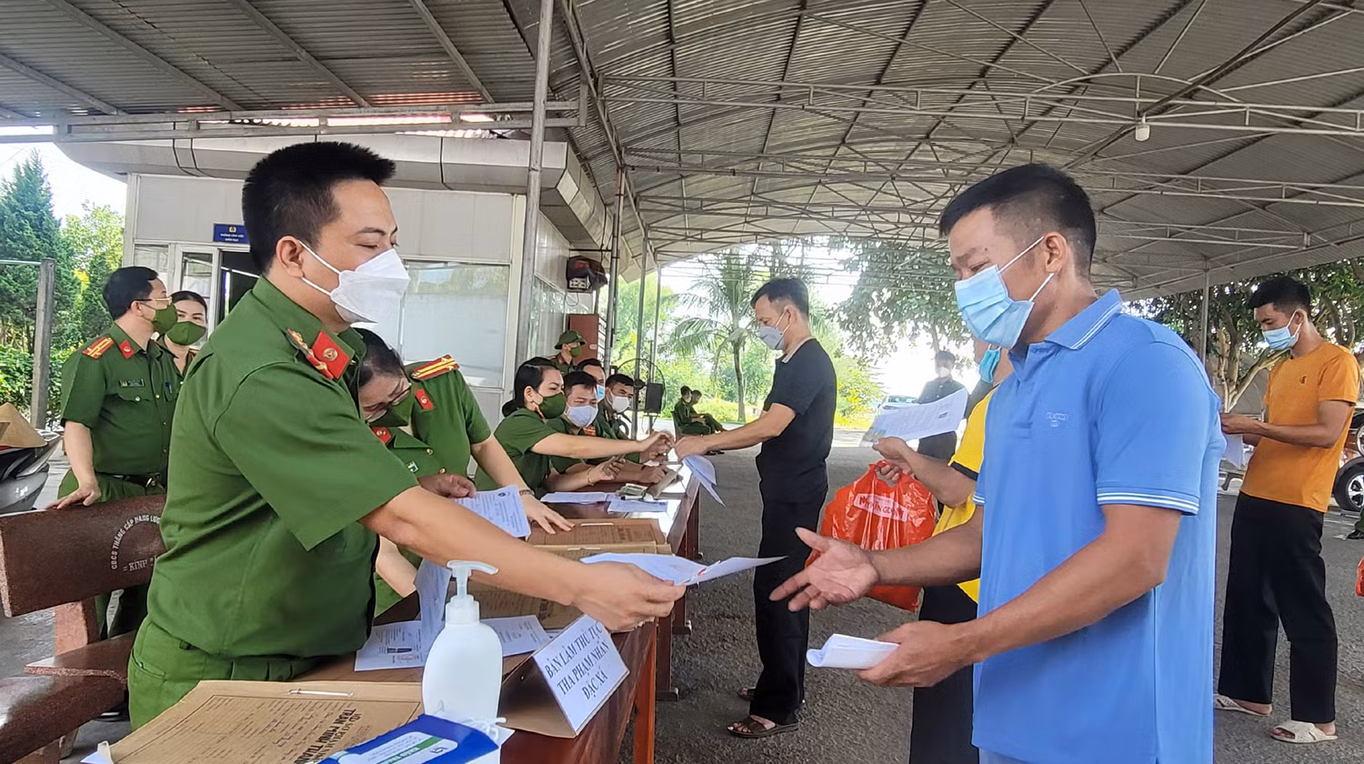 Trại giam Xuân Hà công bố quyết định đặc xá cho 25 phạm nhân -0