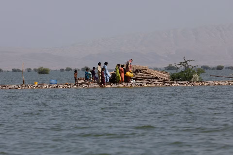 Đất liền hóa thành biển, Pakistan cầu cứu giữa thảm họa lũ lụt -0