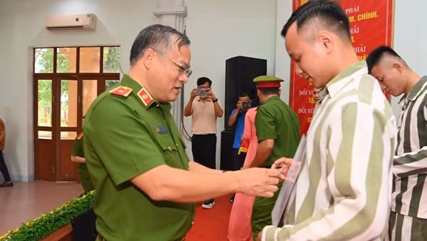 Trao căn cước công dân cho hơn 2.000 phạm nhân được đặc xá