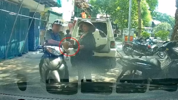 Xác minh thông tin tự quản phường nhận tiền của người bán hàng rong