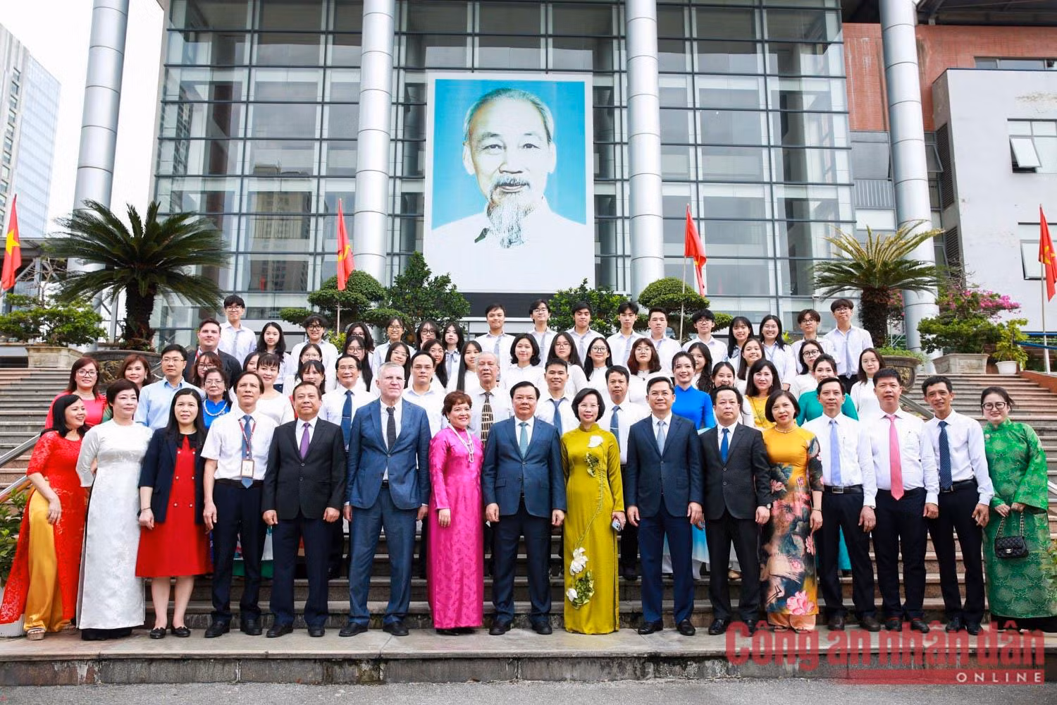 Tưng bừng ngày khai giảng năm học mới ở Hà Nội -0