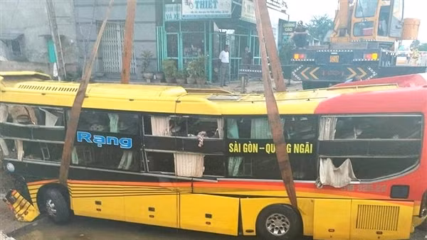 Tài xế bị thương nặng sau khi xe khách lao xuống kênh