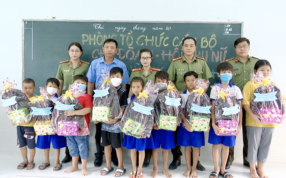 Công an tỉnh Bạc Liêu tiếp sức học sinh nghèo đến trường -0