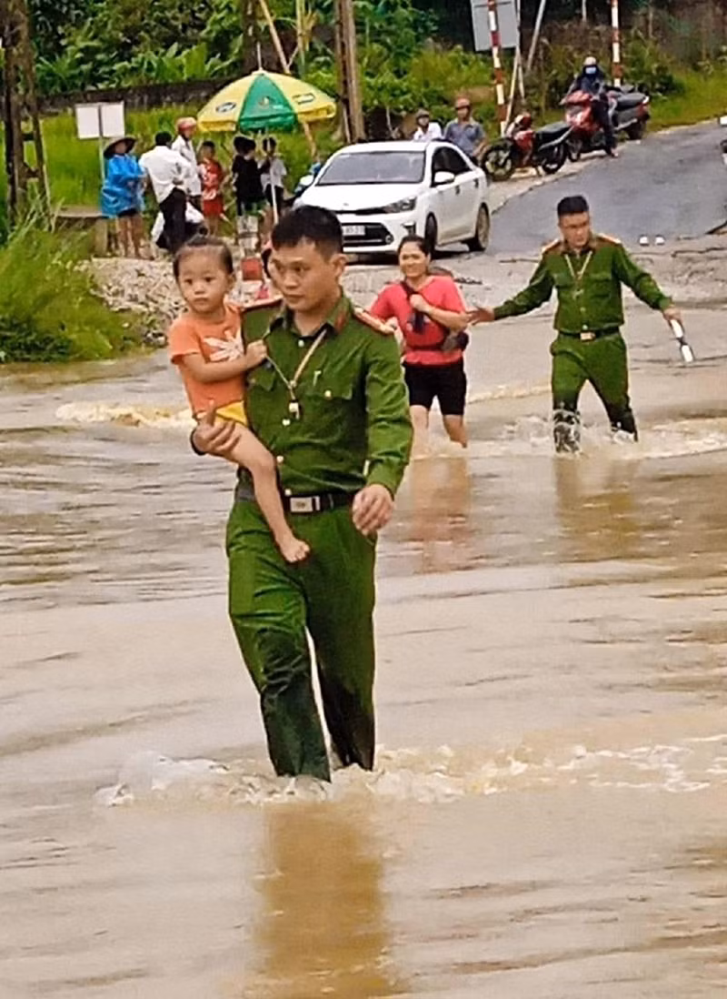 Lực lượng Công an chủ động phòng, chống mưa lũ -0