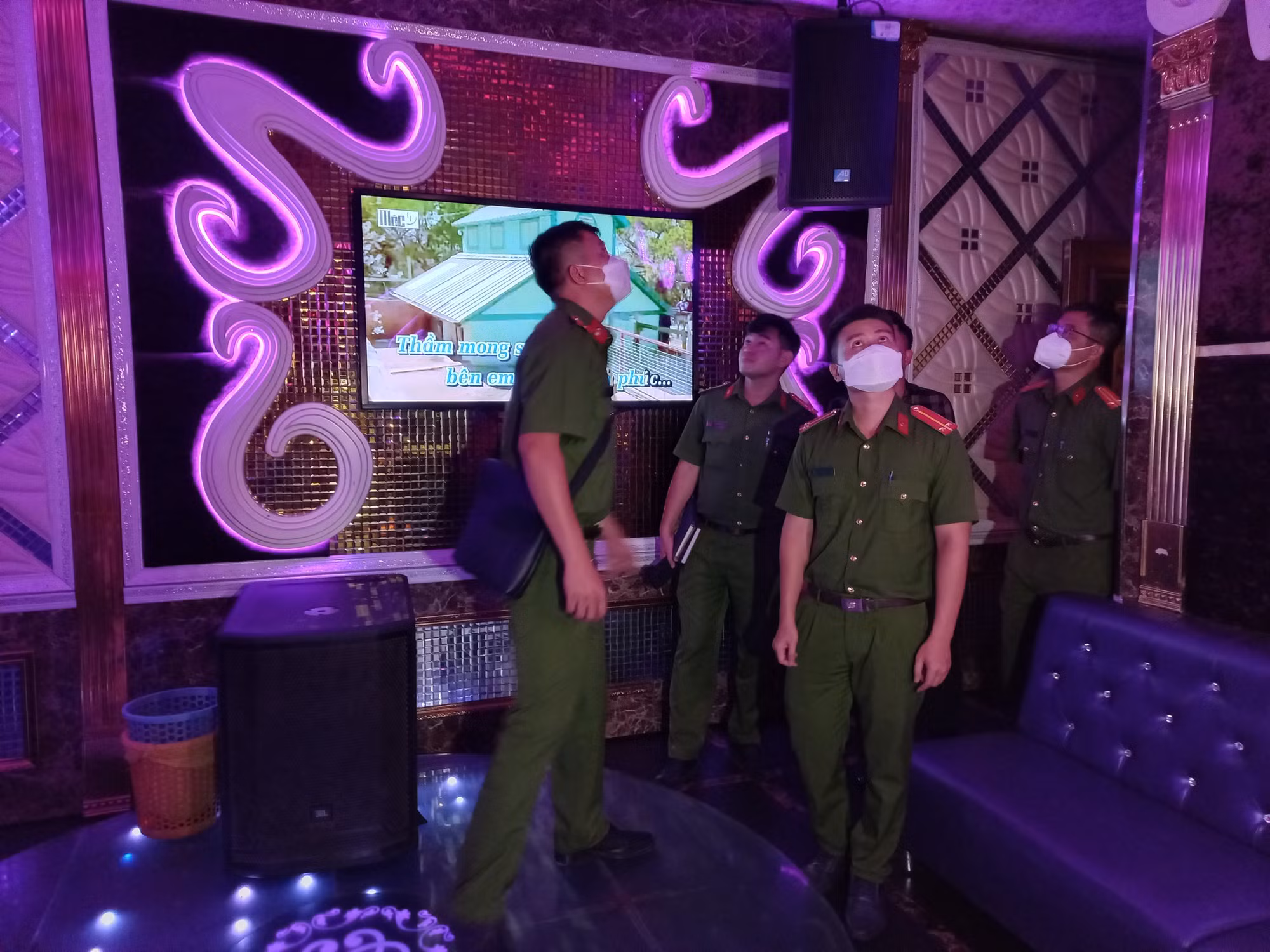 Một đêm phát hiện 50 quán karaoke vi phạm quy định về PCCC -0