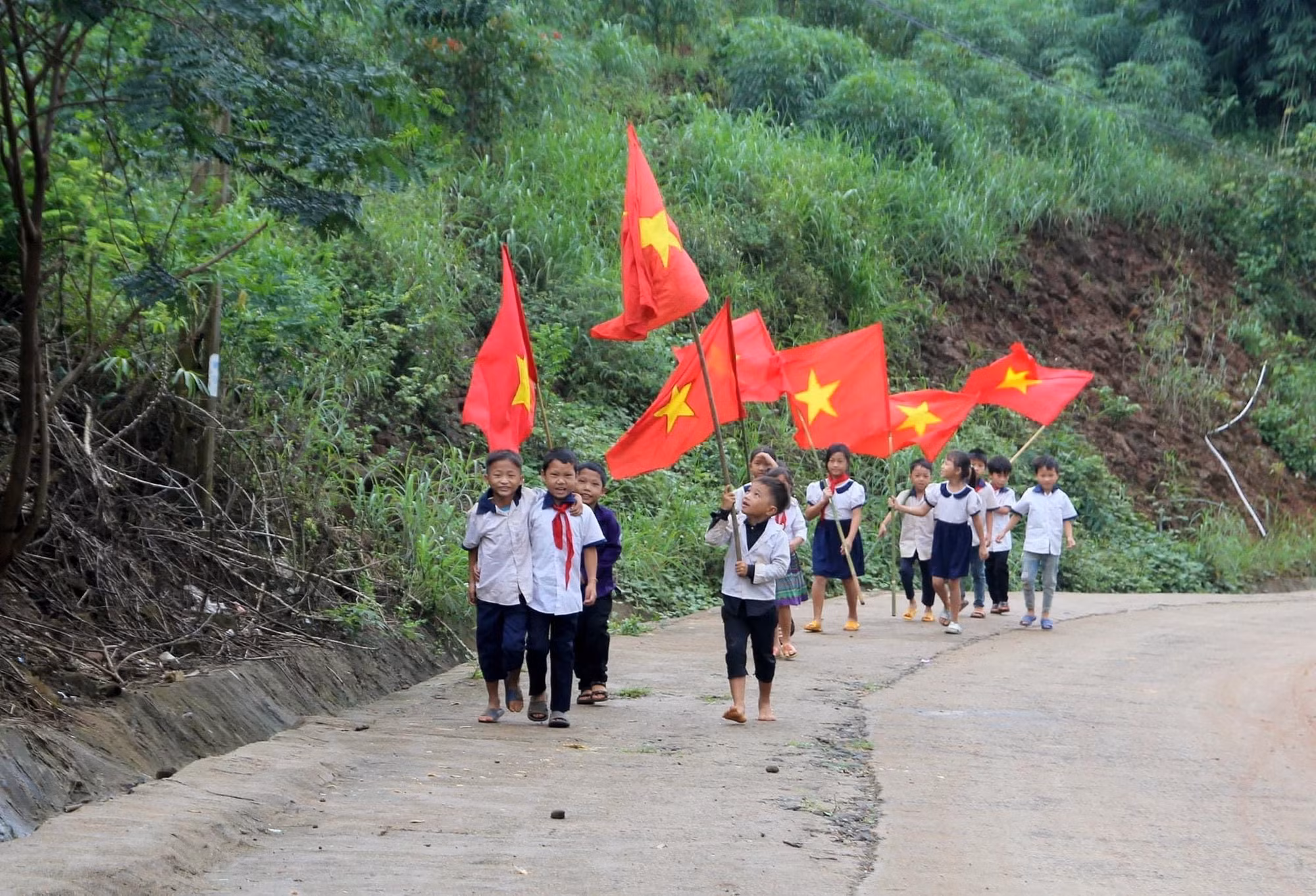 Học sinh vùng sâu “chân trần, áo cũ” háo hức đến trường -0