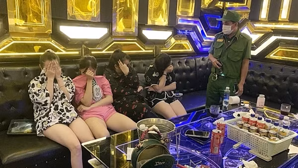 8 nam, nữ phê ma túy trong quán karaoke KING 365