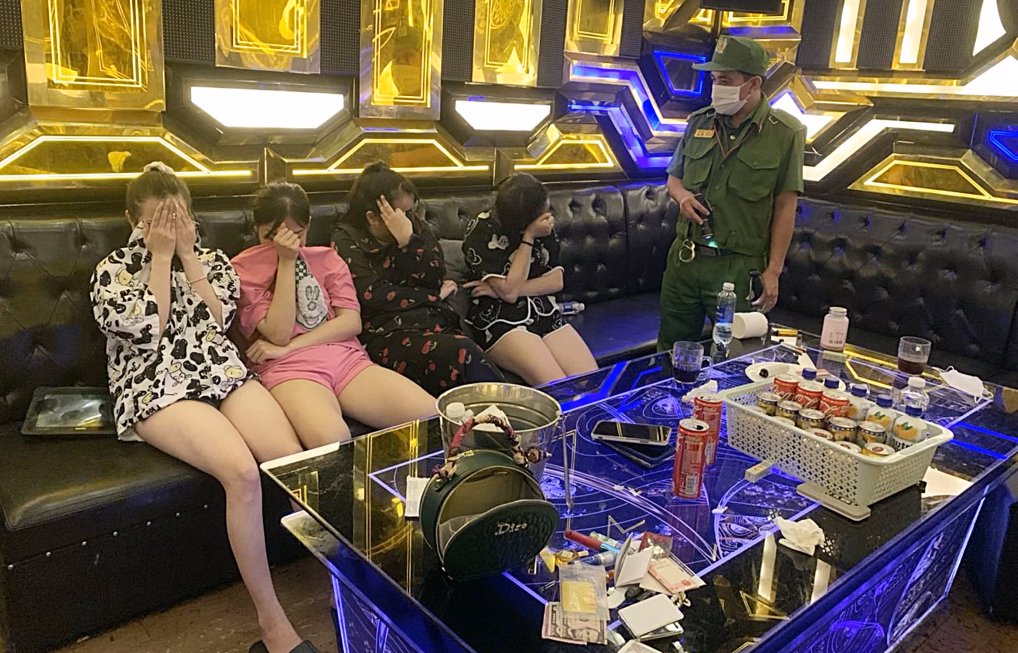 Phát hiện 8 nam, nữ phê ma túy trong quán karaoke KING 365 -0