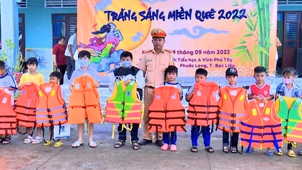 Công an tỉnh Bạc Liêu tặng quà học sinh nhân dịp Tết Trung thu