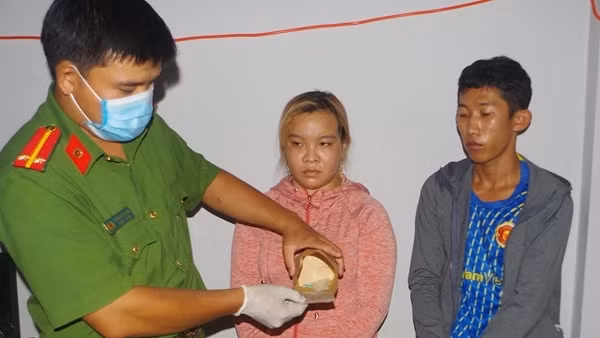 Chồng chở vợ đi bán ma túy
