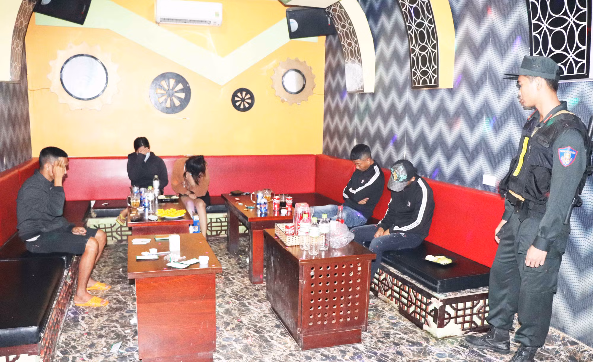 Bắt quả tang 14 đối tượng sử dụng ma túy trong quán karaoke -1