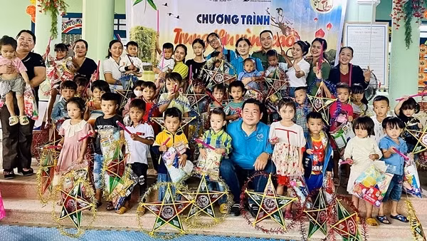 Mang trung thu yêu thương đến với vùng cao xứ Quảng