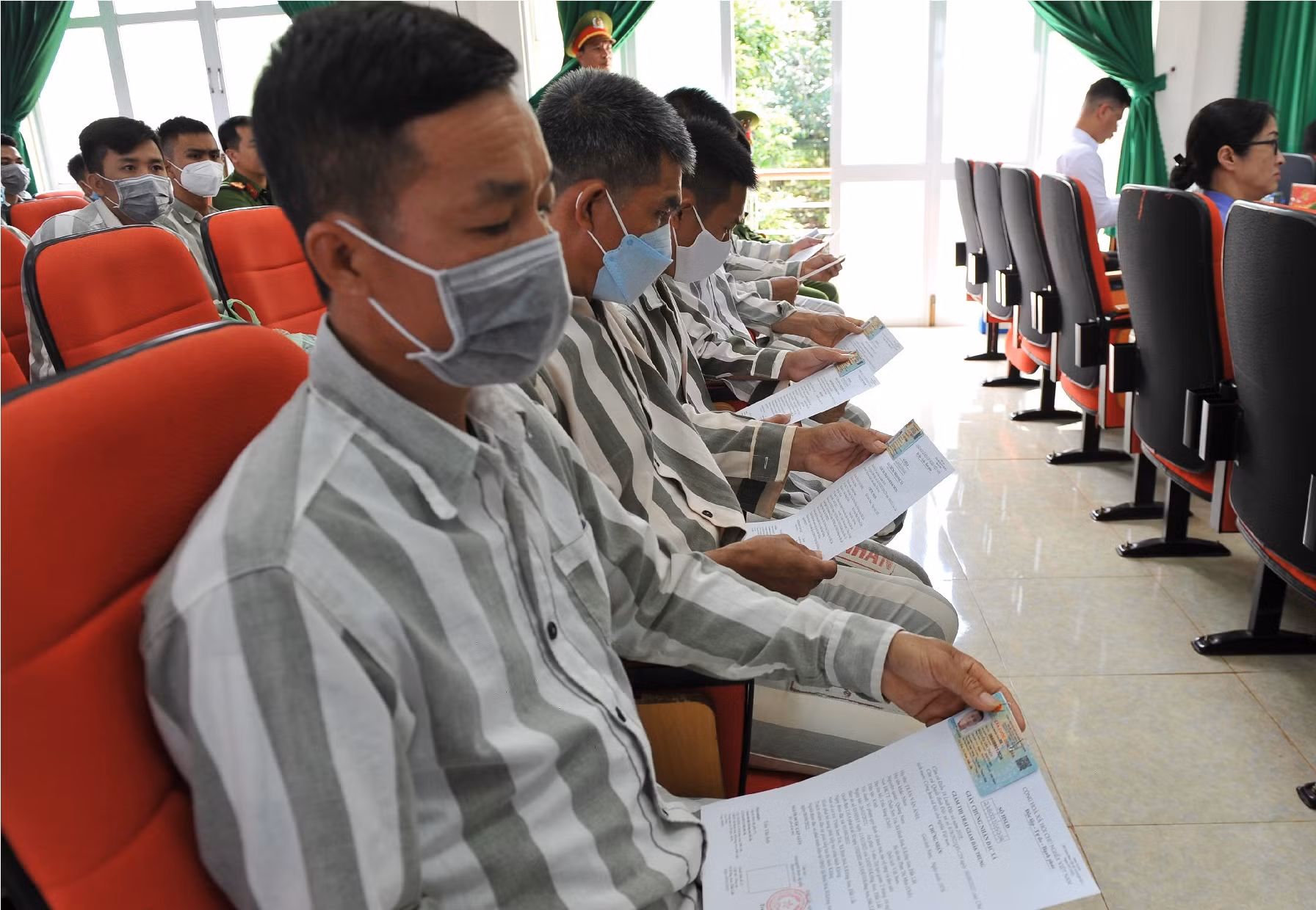Niềm vui ngày trở về của những phạm nhân được đặc xá -0