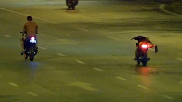 Buốt đầu vì tiếng quái xế nẹt pô ở Hà Nội
