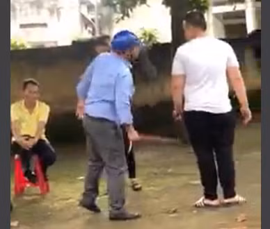 Xôn xao video clip thầy giáo dùng thước, mũ bảo hiểm đánh học sinh -0
