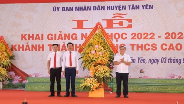 Thứ trưởng Nguyễn Văn Long dự khai giảng Trường THCS Cao Xá, Bắc Giang