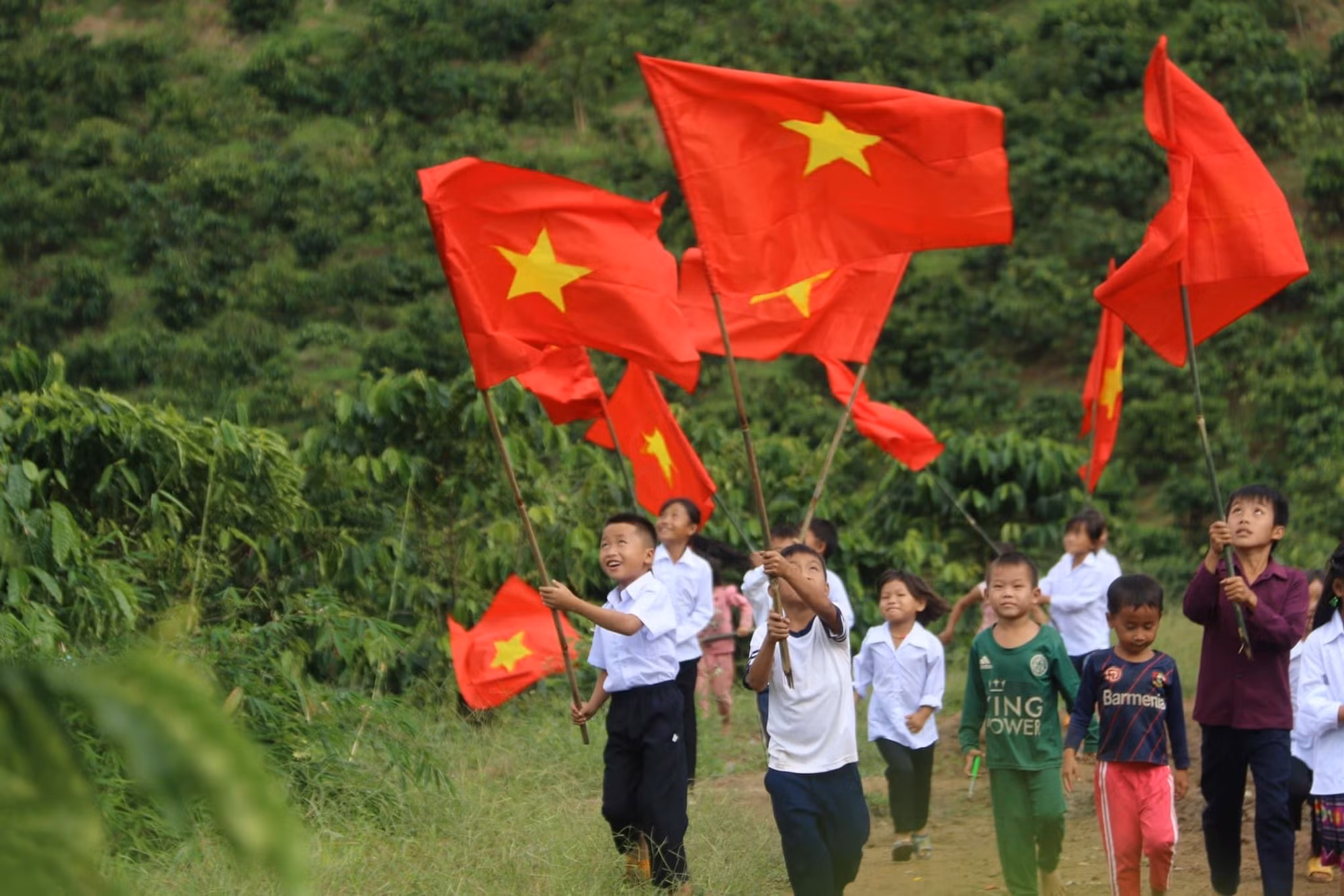 Học sinh vùng sâu “chân trần, áo cũ” háo hức đến trường -0