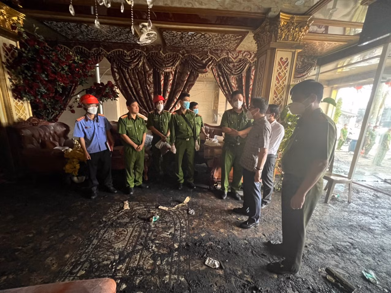 Phó Thủ tướng Vũ Đức Đam kiểm tra hiện trường vụ cháy -1