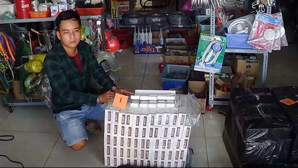 Chưa có bằng lái vẫn ôm vô lăng vận chuyển thuốc lá lậu