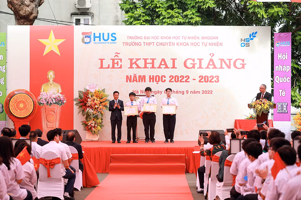 Chủ tịch nước dự khai giảng tại Trường THPT Chuyên Khoa học tự nhiên -0