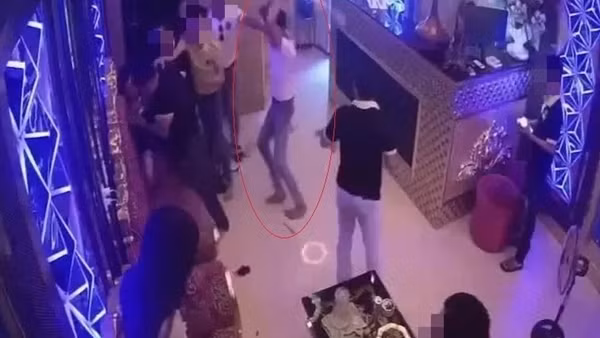 Đập phá cơ sở karaoke vì mâu thuẫn với người tình