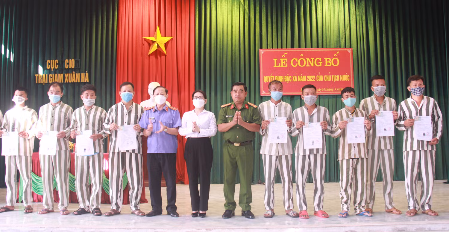 Trại giam Xuân Hà công bố quyết định đặc xá cho 25 phạm nhân -0