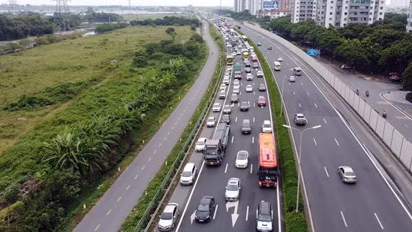 Cửa ngõ vào Hà Nội ùn tắc kéo dài ngày cuối nghỉ lễ