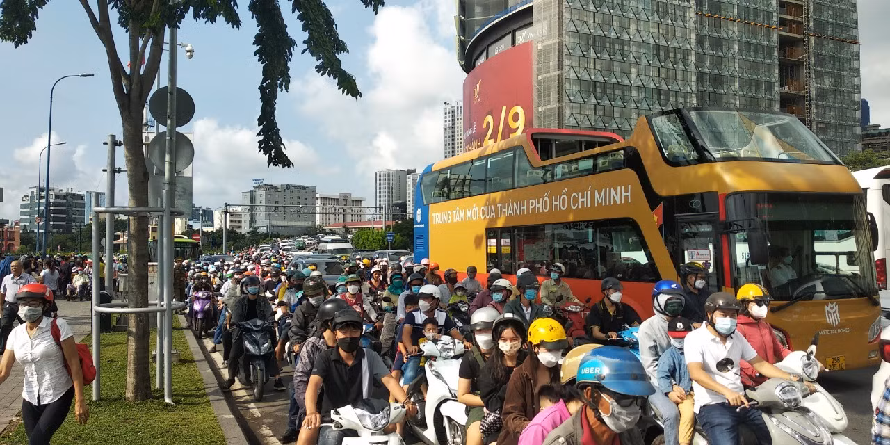 Khinh khí cầu đưa quốc kỳ 1.800m2 bay lên bầu trời tại TP Hồ Chí Minh -1