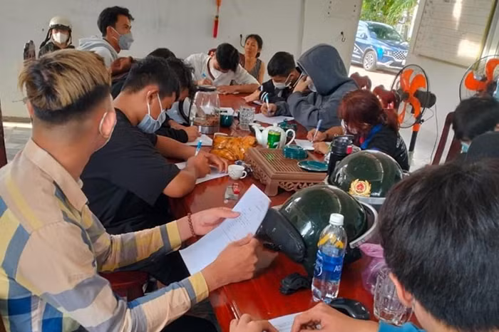 Tạm giữ hình sự 8 đối tượng tổ chức đua xe trái phép -0
