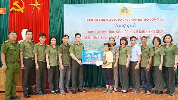 Ấm áp chương trình "Mẹ đỡ đầu" của phụ nữ Công an tỉnh Bắc Kạn