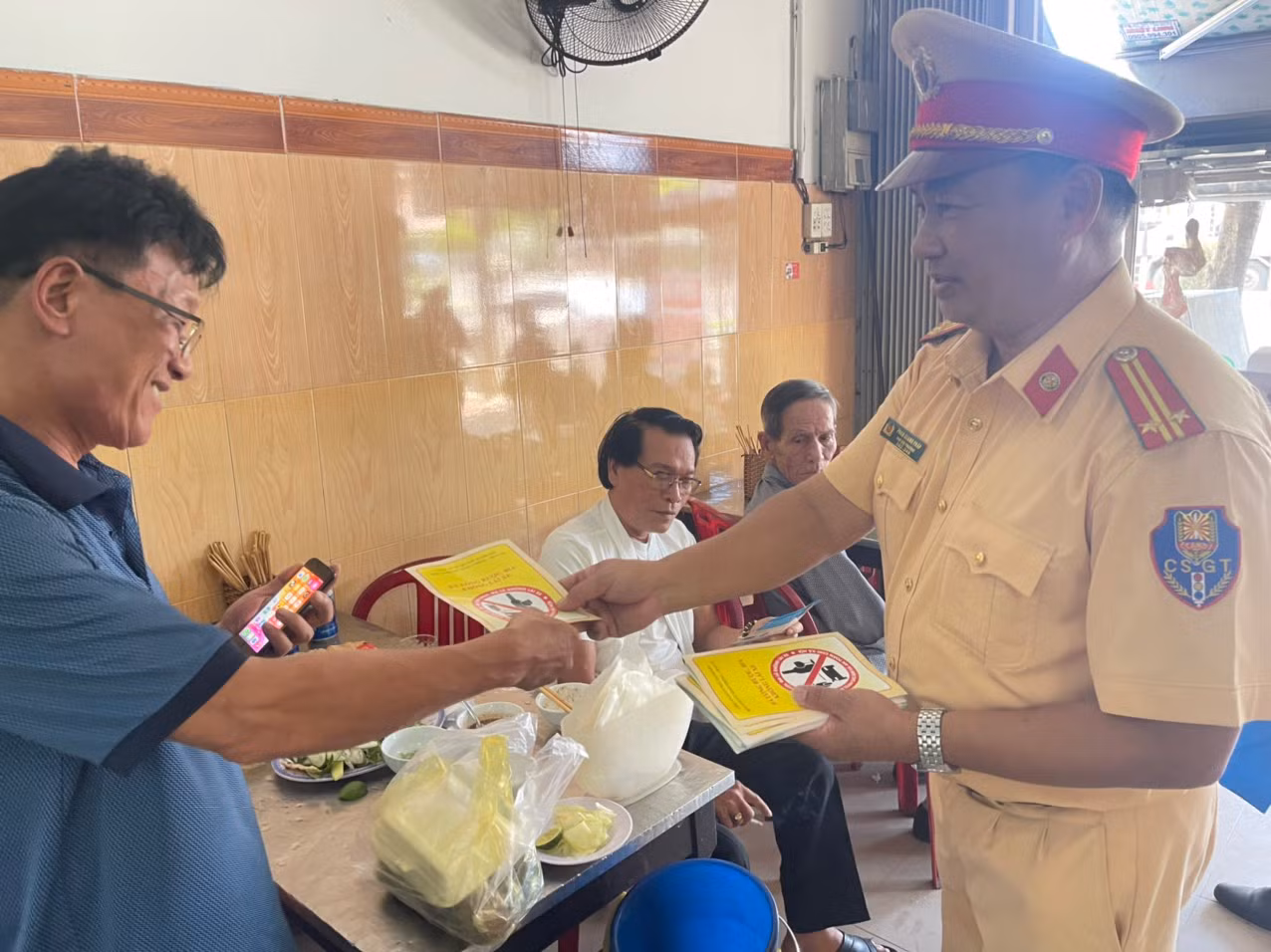 Trung tá CSGT Công an Đà Nẵng hơn 40 lần hiến máu cứu người được tôn vinh tấm gương hiến máu nhân đạo tiêu biểu Toàn Quốc -1