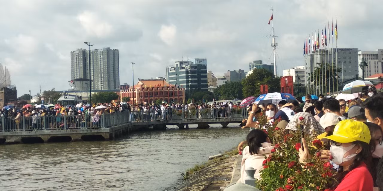 Khinh khí cầu đưa quốc kỳ 1.800m2 bay lên bầu trời tại TP Hồ Chí Minh -0