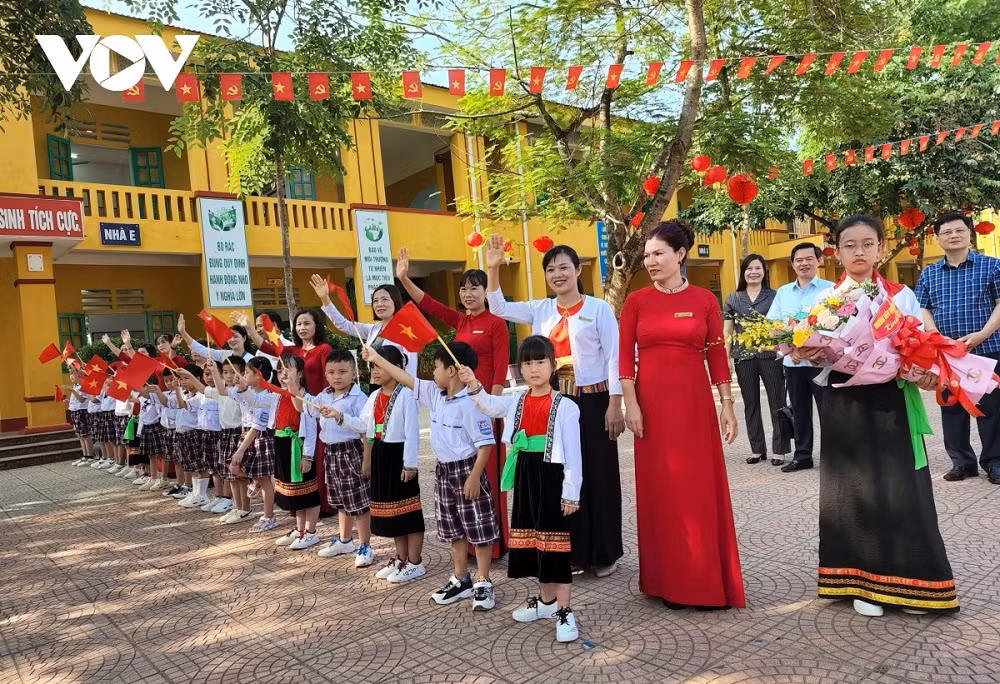 Thủ tướng Phạm Minh Chính thăm trường tiểu học thị trấn Yên Lập, Phú Thọ -0